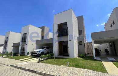 Imagem: A casa possui 3 Dormitórios, 1 Banheiro, 2 Vagas na garagem