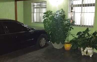 Imagem: A casa possui 3 Dormitórios, 2 Banheiros, 2 Vagas na garagem