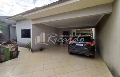 Imagem: A casa possui 3 Dormitórios, 2 Banheiros, 2 Vagas na garagem