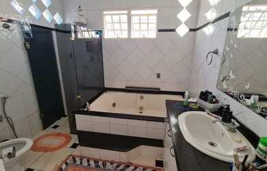 Imagem: A casa possui 3 Dormitórios, 1 Banheiro, 3 Vagas na garagem