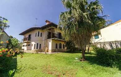 Imagem: A casa possui 4 Dormitórios, 4 Banheiros, 5 Vagas na garagem