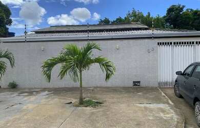 Imagem: A casa possui 2 Dormitórios, 2 Banheiros e 3 Vagas na garagem