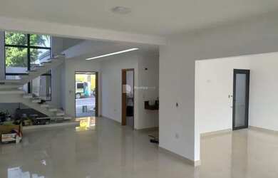 Imagem: A casa possui 3 Dormitórios, 3 Banheiros, 2 Vagas na garagem