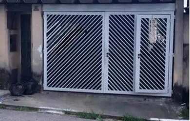 Imagem: A casa possui 4 Dormitórios, 3 Banheiros, 4 Vagas na garagem