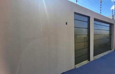 Imagem: A casa possui 3 Dormitórios, 2 Banheiros, 3 Vagas na garagem