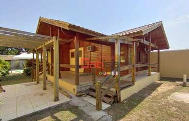 Imagem: A casa possui 3 Dormitórios, 2 Banheiros, 4 Vagas na garagem