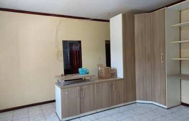 Imagem: A casa possui 3 Dormitórios, 3 Banheiros, 3 Vagas na garagem