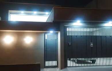 Imagem: A casa possui 3 Dormitórios, 2 Banheiros, 2 Vagas na garagem