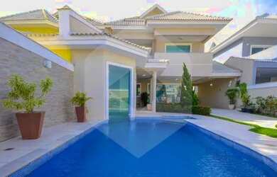 Imagem: A casa em condomínio possui 4 Dormitórios, 5 Banheiros, 2