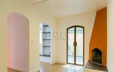 Imagem: A casa possui 4 Dormitórios, 4 Banheiros, 2 Vagas na garagem