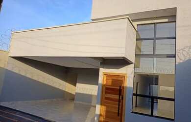 Imagem: A casa possui 3 Dormitórios, 3 Banheiros, 2 Vagas na garagem