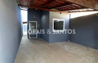 Imagem: A casa possui 3 Dormitórios, 1 Banheiro, 2 Vagas na garagem