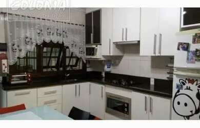 Imagem: A casa possui 3 Dormitórios, 3 Banheiros, 2 Vagas na garagem