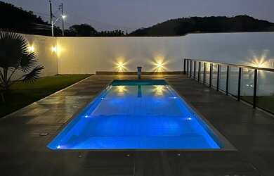 Imagem: A casa possui 4 Dormitórios, Acomodam 12 pessoas, 5 Vagas na