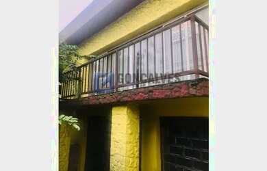 Imagem: A casa possui 4 Dormitórios, 4 Banheiros, 4 Vagas na garagem