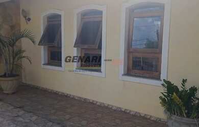 Imagem: A casa possui 3 Dormitórios, 1 Banheiro, 3 Vagas na garagem