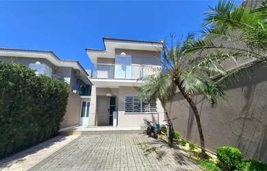 Imagem: A casa possui 3 Dormitórios, 5 Banheiros, 4 Vagas na garagem