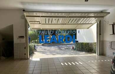 Imagem: A casa possui 3 Dormitórios, 3 Banheiros, 5 Vagas na garagem