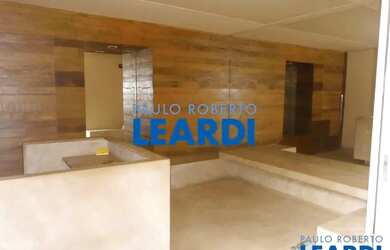 Imagem: A casa possui 4 Dormitórios, 4 Banheiros, 5 Vagas na garagem