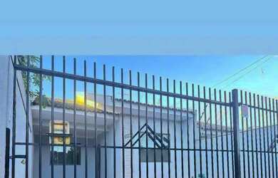 Imagem: A casa possui 3 Dormitórios, 1 Banheiro, 2 Vagas na garagem