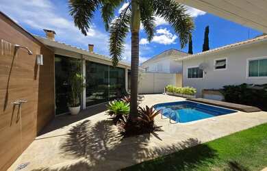 Imagem: A casa em condomínio possui 5 Dormitórios, 3 Banheiros, 4