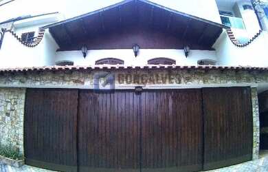 Imagem: A casa possui 3 Dormitórios, 4 Banheiros, 5 Vagas na garagem