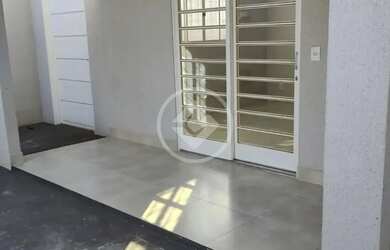 Imagem: A casa possui 3 Dormitórios, 1 Banheiro, 3 Vagas na garagem