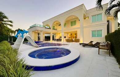 Imagem: A casa possui 4 Dormitórios, 5 Banheiros, 5 Vagas na garagem