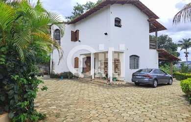 Imagem: A casa possui 4 Dormitórios, 1 Banheiro, 2 Vagas na garagem