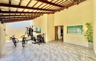 Imagem: A casa possui 3 Dormitórios, 3 Banheiros, 2 Vagas na garagem