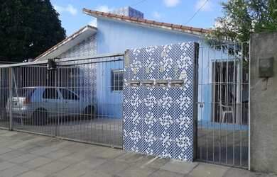 Imagem: A casa possui 3 Dormitórios, 1 Banheiro, 1 Vaga na garagem