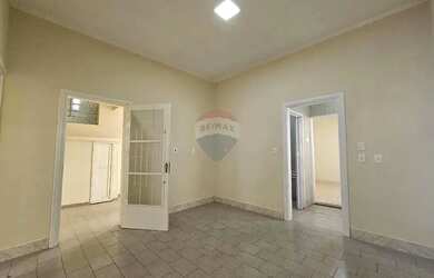 Imagem: A casa possui 3 Dormitórios, 4 Banheiros, 2 Vagas na garagem