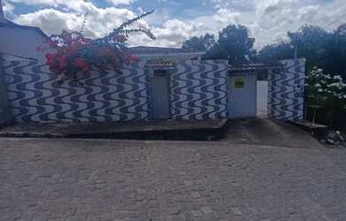 Imagem: A casa possui 3 Dormitórios, 2 Banheiros, 5 Vagas na garagem