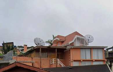 Imagem: A casa possui 4 Dormitórios, 3 Banheiros, 2 Vagas na garagem