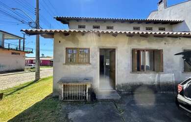 Imagem: A casa possui 3 Dormitórios, 2 Banheiros, 2 Vagas na garagem