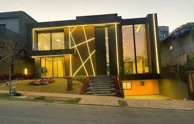 Imagem: A casa em condomínio possui 4 Dormitórios, 5 Banheiros, 4