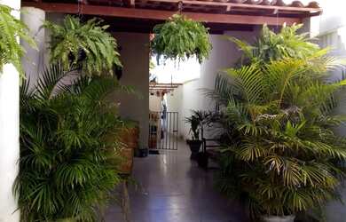 Imagem: A casa possui 4 Dormitórios, 2 Banheiros, 3 Vagas na garagem