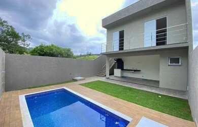 Imagem: A casa possui 2 Dormitórios, 2 Banheiros, 2 Vagas na garagem