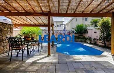 Imagem: A casa em condomínio possui 4 Dormitórios, 5 Banheiros, 4