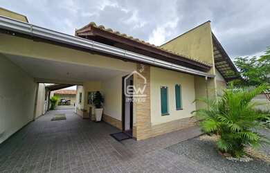 Imagem: A casa possui 3 Dormitórios, 2 Banheiros, 2 Vagas na garagem