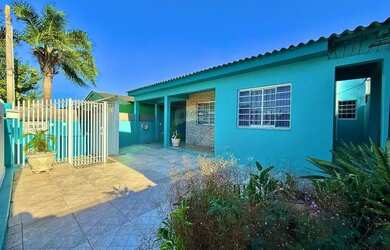 Imagem: A casa possui 2 Dormitórios, 2 Banheiros, 2 Vagas na garagem