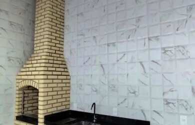 Imagem: A casa possui 3 Dormitórios, 3 Banheiros, 2 Vagas na garagem