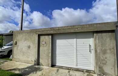 Imagem: A casa possui 2 Dormitórios, 2 Banheiros, 2 Vagas na garagem