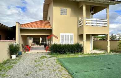 Imagem: A casa possui 3 Dormitórios, 2 Banheiros, 2 Vagas na garagem