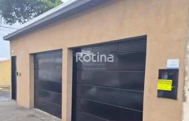 Imagem: A casa possui 4 Dormitórios, 2 Banheiros, 240m² de Área e