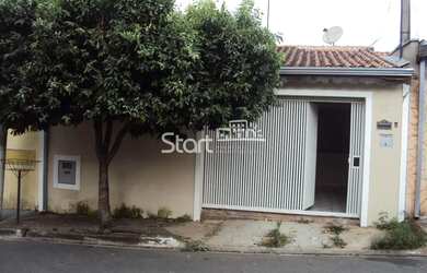 Imagem: A casa possui 2 Dormitórios, 1 Banheiro, 2 Vagas na garagem