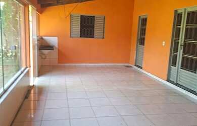 Imagem: A casa possui 2 Dormitórios, 1 Banheiro, 2 Vagas na garagem