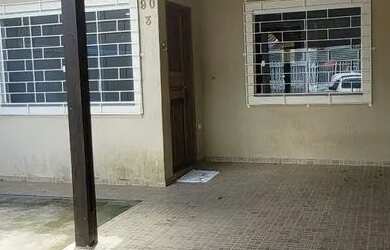 Imagem: A casa possui 2 Dormitórios, 1 Banheiro, 1 Vaga na garagem