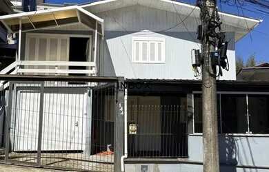 Imagem: A casa possui 3 Dormitórios, 1 Banheiro, 2 Vagas na garagem