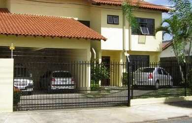 Imagem: A casa possui 5 Dormitórios, 5 Banheiros, 5 Vagas na garagem